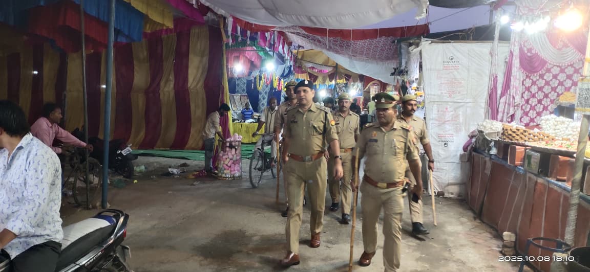 AspShamli's tweet image. दिनांक-08.10.2025 को #ADDLSP श्री सन्तोष कुमार सिंह द्वारा थाना थानाभवन कस्बा जलालाबाद  क्षेत्रान्तर्गत मेला क्षेत्र मे सुरक्षा व्यवस्था के दृष्टिगत लगे पुलिस बल के साथ ब्रीफिंग कर भ्रमण/पैदल गश्त कर सुरक्षा व्यवस्था का जायजा लिया गया @SHAMLIPOLICE @digsaharanpur @adgzonemeerut