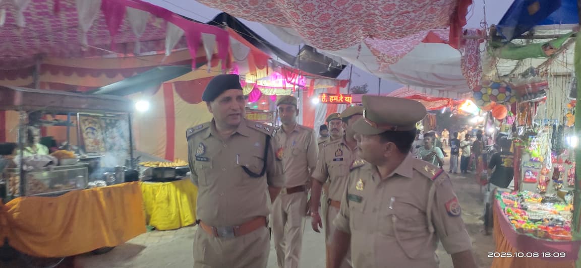 AspShamli's tweet image. दिनांक-08.10.2025 को #ADDLSP श्री सन्तोष कुमार सिंह द्वारा थाना थानाभवन कस्बा जलालाबाद  क्षेत्रान्तर्गत मेला क्षेत्र मे सुरक्षा व्यवस्था के दृष्टिगत लगे पुलिस बल के साथ ब्रीफिंग कर भ्रमण/पैदल गश्त कर सुरक्षा व्यवस्था का जायजा लिया गया @SHAMLIPOLICE @digsaharanpur @adgzonemeerut