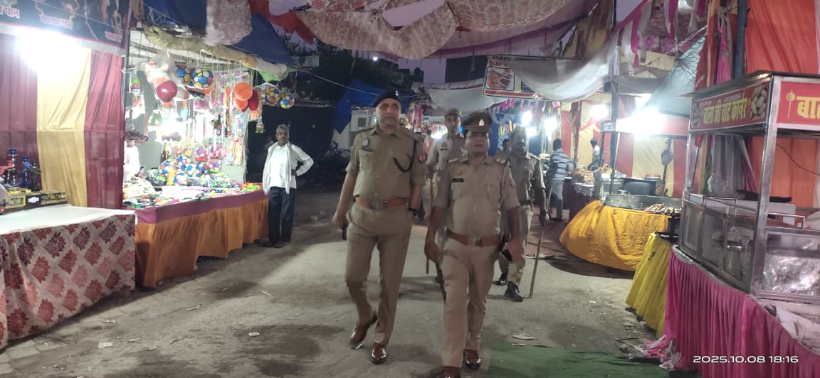 AspShamli's tweet image. दिनांक-08.10.2025 को #ADDLSP श्री सन्तोष कुमार सिंह द्वारा थाना थानाभवन कस्बा जलालाबाद  क्षेत्रान्तर्गत मेला क्षेत्र मे सुरक्षा व्यवस्था के दृष्टिगत लगे पुलिस बल के साथ ब्रीफिंग कर भ्रमण/पैदल गश्त कर सुरक्षा व्यवस्था का जायजा लिया गया @SHAMLIPOLICE @digsaharanpur @adgzonemeerut