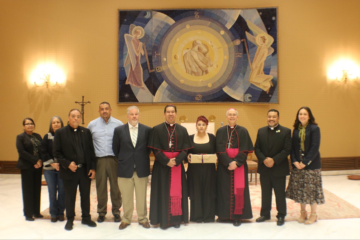 elpasodiocese's tweet photo. @BishopSeitz, Auxiliary Bishop Anthony Celino and a small delegation of immigration advocates including the @hopeborderinstitute met with Pope Leo XIV. The Pope was presented with several letters from migrants and a brief video based on words from people facing deportation. https://t.co/jARqihfELg