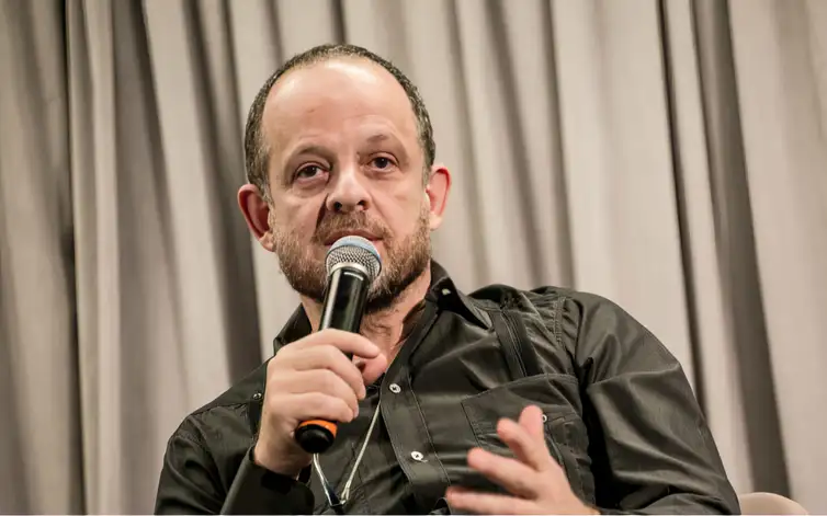 ABAIXO A CENSURA, SOLIDARIEDADE A BRENO ALTMAN

Ministério Público ignora relatório da Polícia Federal e denuncia criminalmente Breno Altman. André Lajst, lobista de Israel e ex-soldado israelense, é indicado como testemunha no processo

Jornalista judeu é acusado de crimes de