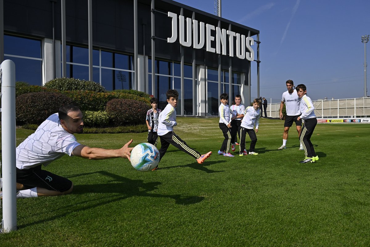 juventusfc's tweet image. In campo con i Junior Member 📸 🥅