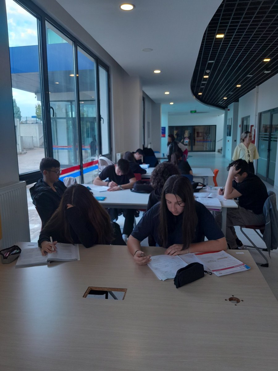 Çorum Bahçeşehir Koleji Öğrencilerimizin eksiklerini tamamlamak,öğrenme süreçlerini kolaylaştırmak adına her kademede etütlerimiz devam ediyor❤️💙

#Bahcesehir Koleji