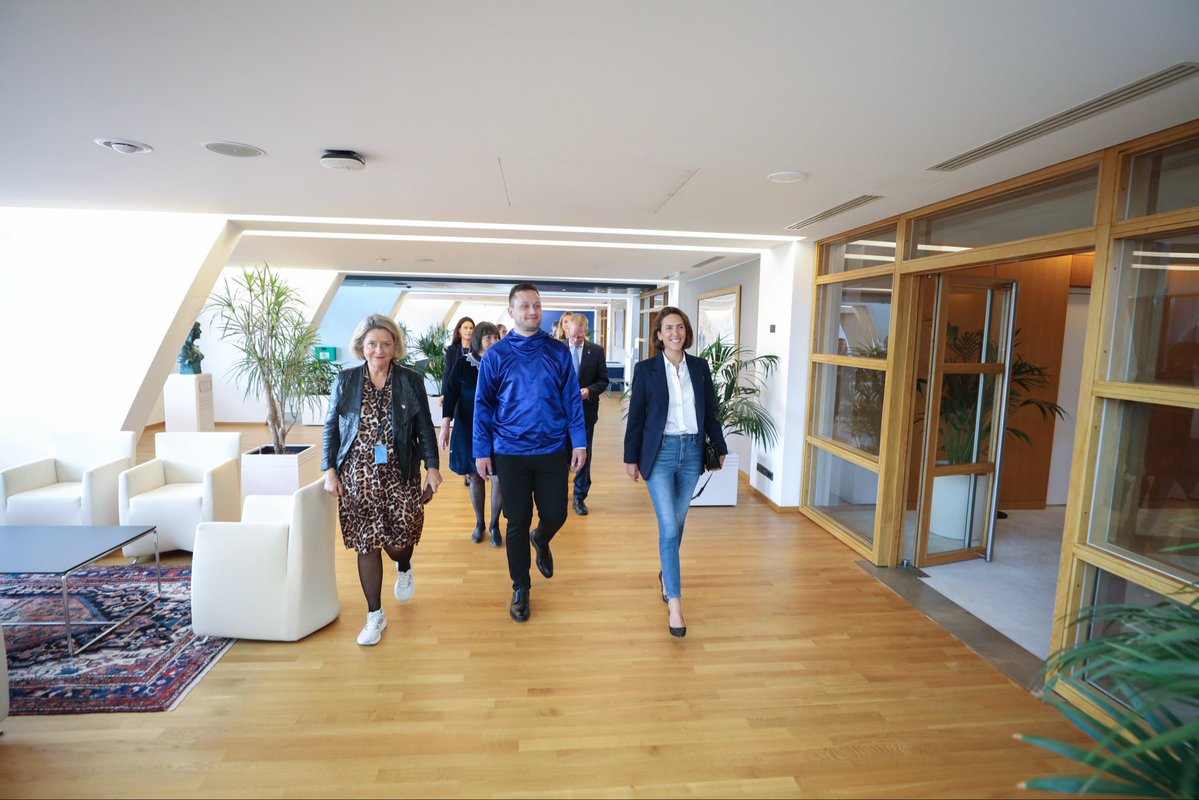 ValerieHayer's tweet image. Greenland and the European Union have been stable, reliable, and important partners for over 40 years.

The shared conviction between @RenewEurope and Prime Minister Jens-Frederik Nielsen: Greenland needs Europe just as Europe needs Greenland.

Let’s take our relationship even…