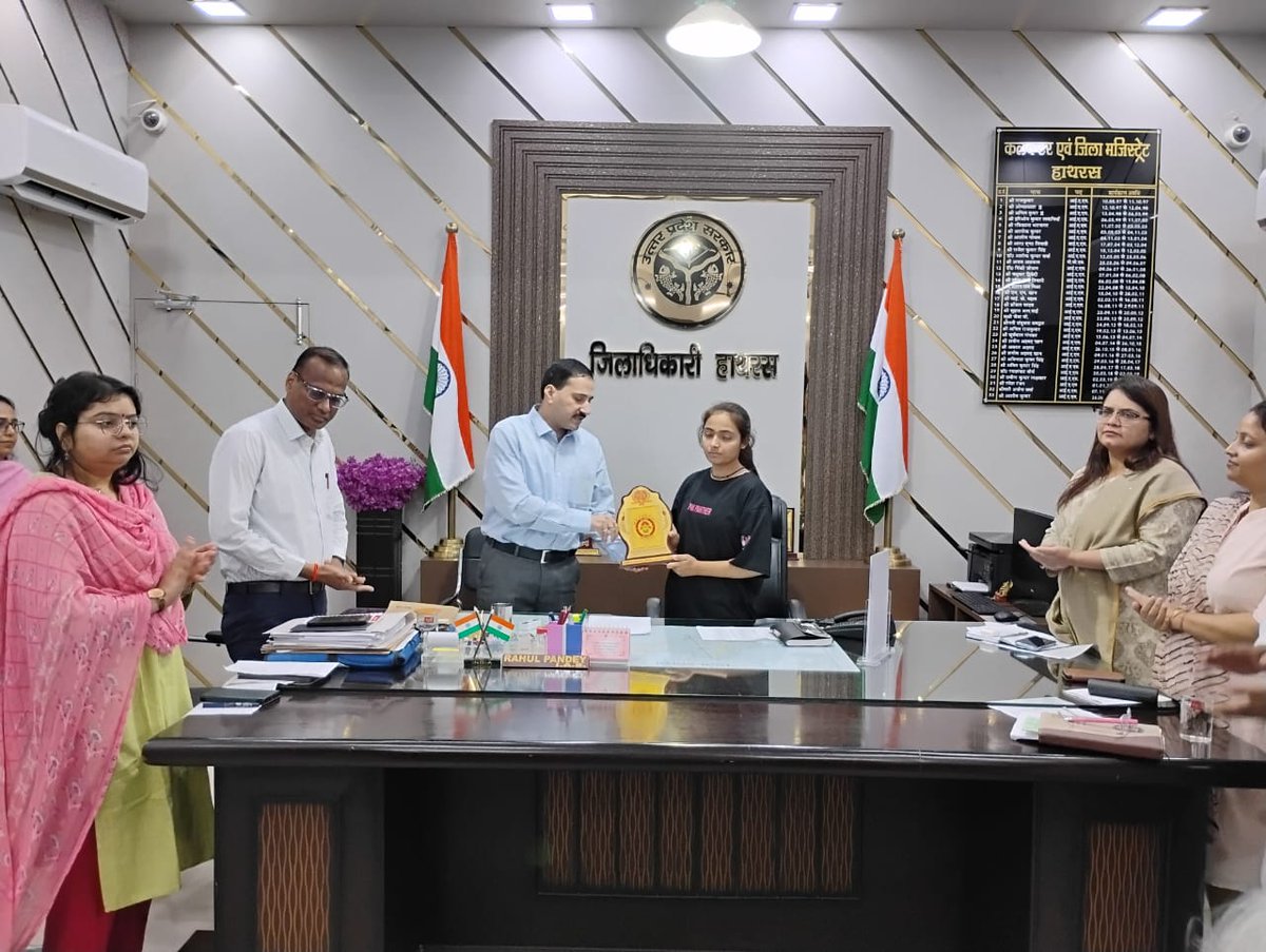 #हाथरस:

मिशन शक्ति 5.0 के तहत एक दिन की डीएम बनी छात्रा, अंकिता कौशिक को बनाया गया एक दिन के लिए डीएम, डीएम बनी छात्रा अंकिता ने सुनी फरियादियों की शिकायतें, सरस्वती विद्या मंदिर इंटर कॉलेज की छात्रा हैं अंकिता।
#TheTelecast
<a href="/dm_hathras/">DM Hathras</a> <a href="/missionshaktiup/">MissionShakti</a>