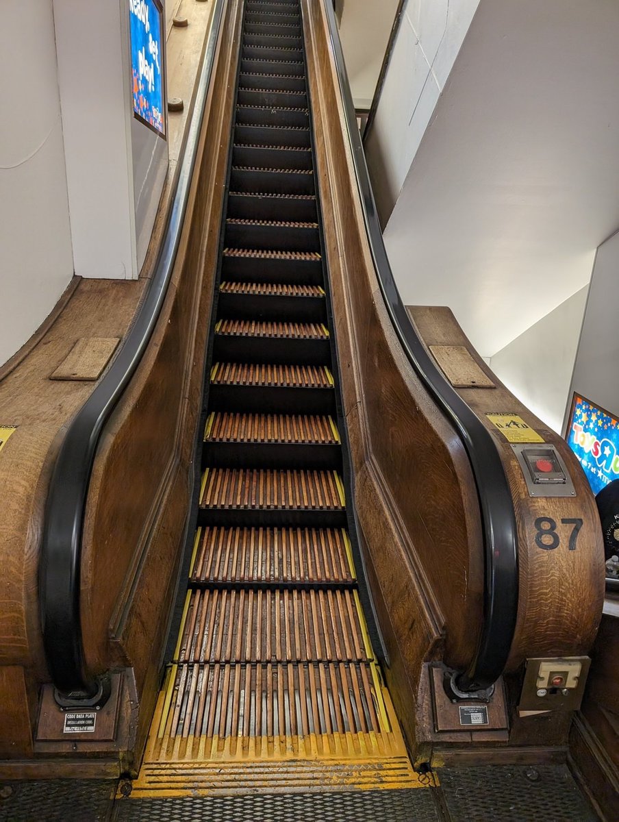 rz8fvga's tweet image. 現存する中では世界最古のエスカレ一タ一(1902年製)とのこと。いまだ現役。