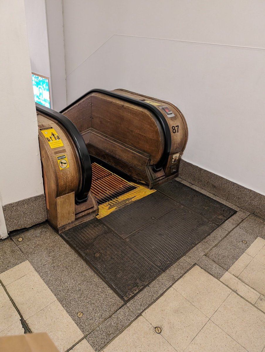 rz8fvga's tweet image. 現存する中では世界最古のエスカレ一タ一(1902年製)とのこと。いまだ現役。