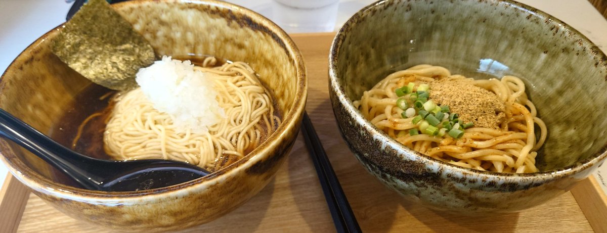 本日は出張のついでにラーメン🍜
煮干し系かけラーメン専門店 F
ラーメンと油そば同時に楽しめるのは自分のような優柔不断には嬉しい✨️
清湯でも煮干し感じるたまらない一杯でした✨️