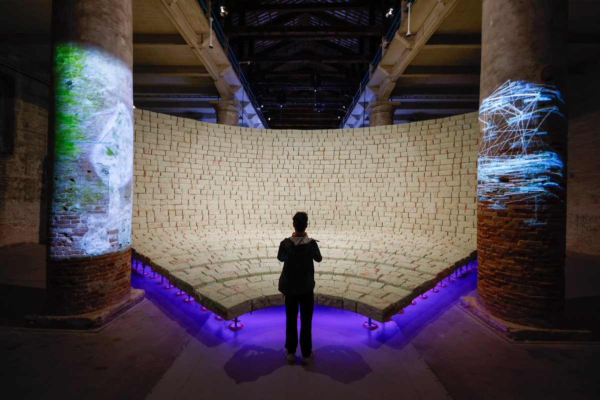 la_Biennale's tweet image. #BiennaleArchitettura2025 All’ingresso dell’Arsenale si sviluppa #Intro, la sezione di #IntelliGens che riunisce architetti, artisti, scienziati, teorici e ingegneri per immaginare come costruire il futuro. Di fronte all’aumento delle temperature, all’innalzamento dei mari e al…