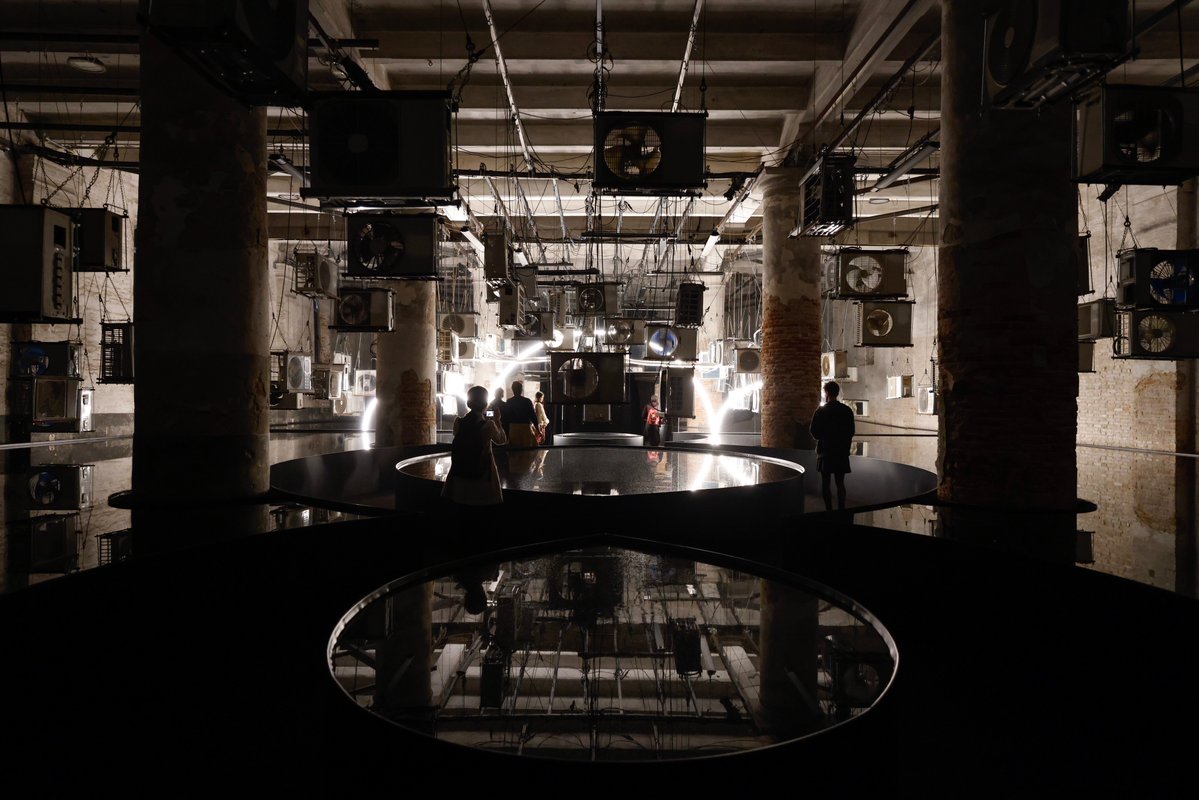 la_Biennale's tweet image. #BiennaleArchitettura2025 All’ingresso dell’Arsenale si sviluppa #Intro, la sezione di #IntelliGens che riunisce architetti, artisti, scienziati, teorici e ingegneri per immaginare come costruire il futuro. Di fronte all’aumento delle temperature, all’innalzamento dei mari e al…