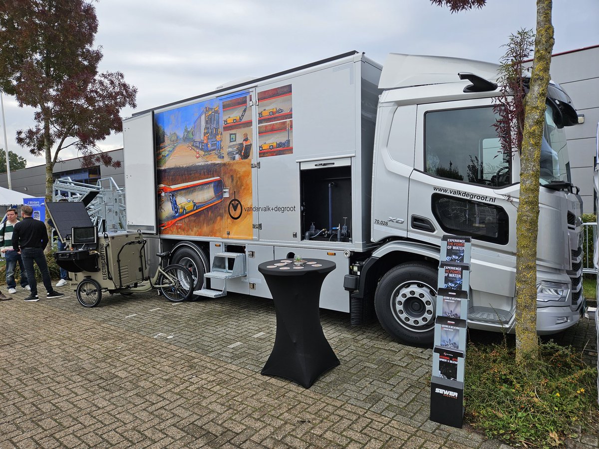 valkdegroot's tweet image. De eerste dag van de NSTT No-Dig dagen in congrescentrum Hart van Nederland in Nijkerk, zit er weer op. Morgen verwelkomen we u graag op onze stand met nummer 3.209 en uiteraard bij onze buitendemonstratie met de nieuwe waterjet. Aanmelden via no-dig-event.nl of de balie