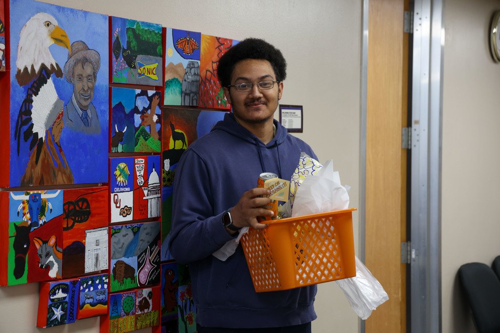 A big thank you to Trevon for making Shoemaker shine! We appreciate all the hard work from you and your team.
#LawtonPS #WeAreLPS #oklaed