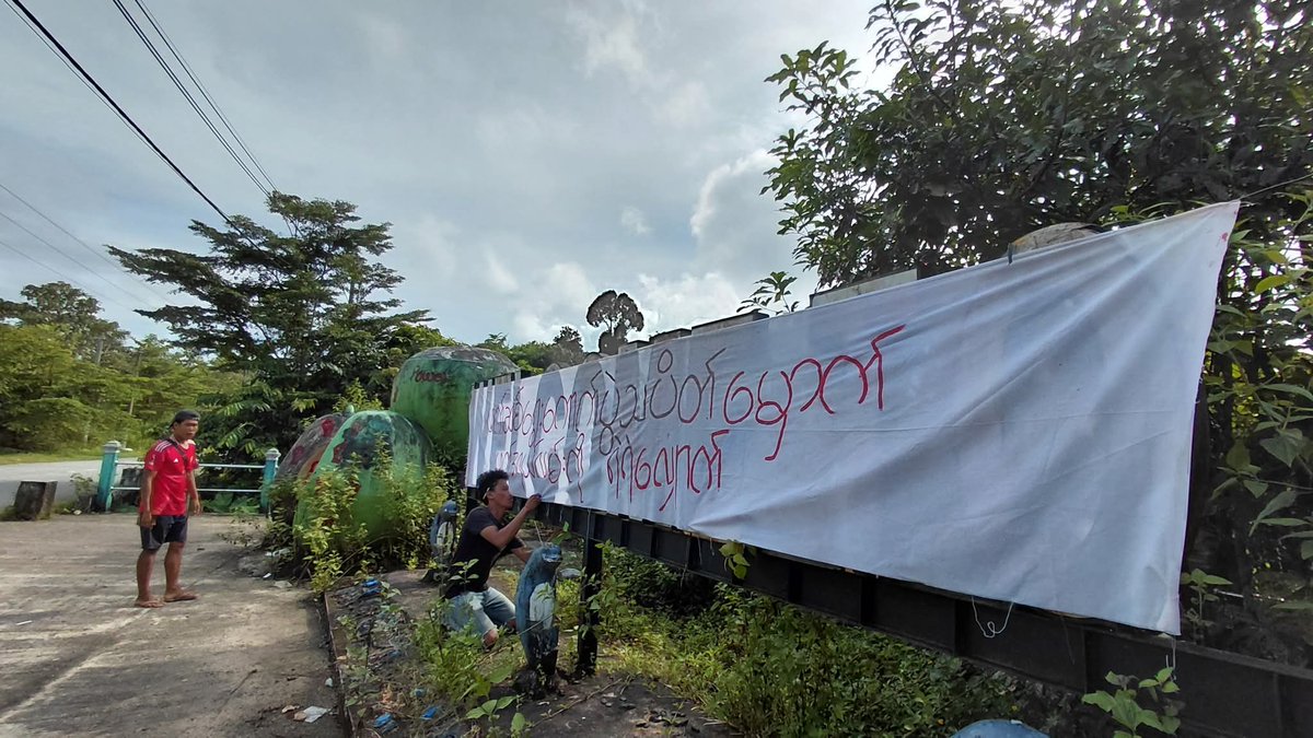 htartha76128693's tweet photo. "Boycott fascist election. March bravely on federal road." This was the message from the DDMSC, hung on the welcome sign of Laung Lone Town in Tanintharyi Region.
#DaweiProtest
#2025Oct8Coup
#WhatsHappeningInMyanmar https://t.co/kBM0KRHuTn
