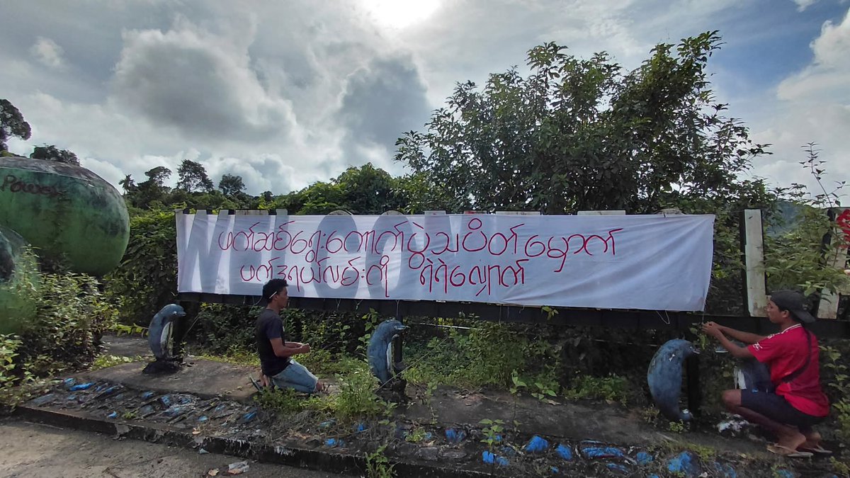 htartha76128693's tweet photo. "Boycott fascist election. March bravely on federal road." This was the message from the DDMSC, hung on the welcome sign of Laung Lone Town in Tanintharyi Region.
#DaweiProtest
#2025Oct8Coup
#WhatsHappeningInMyanmar https://t.co/kBM0KRHuTn