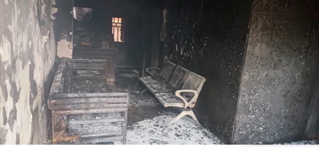 Fedfireng's tweet photo. PRESS RELEASE

SIX INJURED AT UTAKO INFERNO AS FIREFIGHTERS CONTAIN BLAZE 

The Federal Fire Service (FFS) promptly responded to a fire outbreak today at a two-storey commercial building in Utako, FCT–Abuja, following an emergency report by a concerned resident.

Upon arrival, firefighters met the building already engulfed in flames and immediately commenced firefighting operations to bring the situation under control. 

Six male casualties, aged between 25 and 57, sustained varying degrees of burns and injuries and were later evacuated to hospitals for medical attention.

A baby was reportedly  thrown from a balcony and narrowly caught by bystanders below. The Service strongly cautions the public against such dangerous acts during emergencies, as they could lead to tragic outcomes.

Preliminary assessment estimates property loss at about ₦45 million, while prompt intervention by the FFS saved property valued at approximately ₦705 million.

The cause of the fire is under investigation to unravel the remote and actual cause of the incident.

 The Federal Fire Service urges members of the public to remain  calm, report fire outbreaks immediately, and adhere to fire safety precautions at all times.

Signed:
DCF P.O. Abraham, LLB, BL, ANIPR
National PRO / Head, Corporate Services
Federal Fire Service,
National Headquarters
8/10/2025