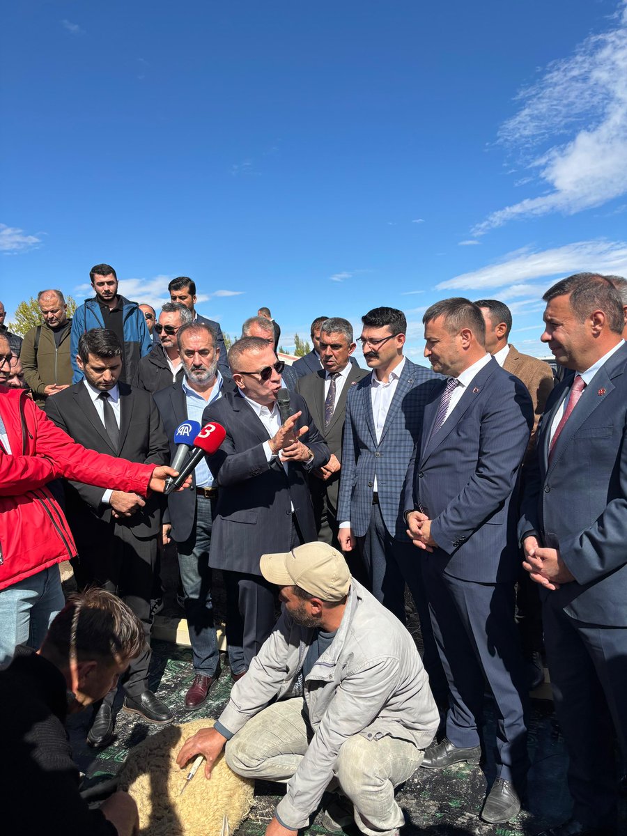 EmirdagKaymakam's tweet image. Milliyetçi Hareket Partisi Genel Başkan Yardımcısı Sn. Dr. İzzet Ulvi YÖNTER İlçemizi ziyaret ederek Çiftlik Köyümüze yapılan Köy Konağı&apos;nın temel atma törenine katıldı.