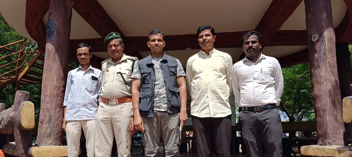 Siddalinga75849's tweet photo. ಲುoಬಿನಿ ಉದ್ಯಾನವನಕ್ಕೆ ರಾವೂರ ಶ್ರೀ ಸಚ್ಚಿದಾನಂದ ಪ್ರೌಢ ಶಾಲೆಯ ಮಕ್ಕಳ ಭೇಟಿ....
ವನ್ಯಜೀವಿ ಸಪ್ತಾಹದ ಕಾರ್ಯಕ್ರಮದ ಅಂಗವಾಗಿ ಅರಣ್ಯಅಧಿಕಾರಿ ಶ್ರೀ ವಿಜಯಕುಮಾರ ಬಡಿಗೇರ್ ಅವರ ಮನವಿಯ ಮೇರೆಗೆ 45 ವಿದ್ಯಾರ್ಥಿ /ನಿಯರ ತಂಡ ಗುಂಡಗರ್ತಿಯ ಲುoಬಿನಿ ಟ್ರಿ ಪಾರ್ಕ್ ಗೆ ಭೇಟಿ ನೀಡಿ ಒಂದಷ್ಟು ಮರ, ಪ್ರಾಣಿ, ಪಕ್ಷಿಗಳ ಬಗ್ಗೆ ಮಾಹಿತಿ ಪಡೆದರು. https://t.co/BdhxwfLMZv