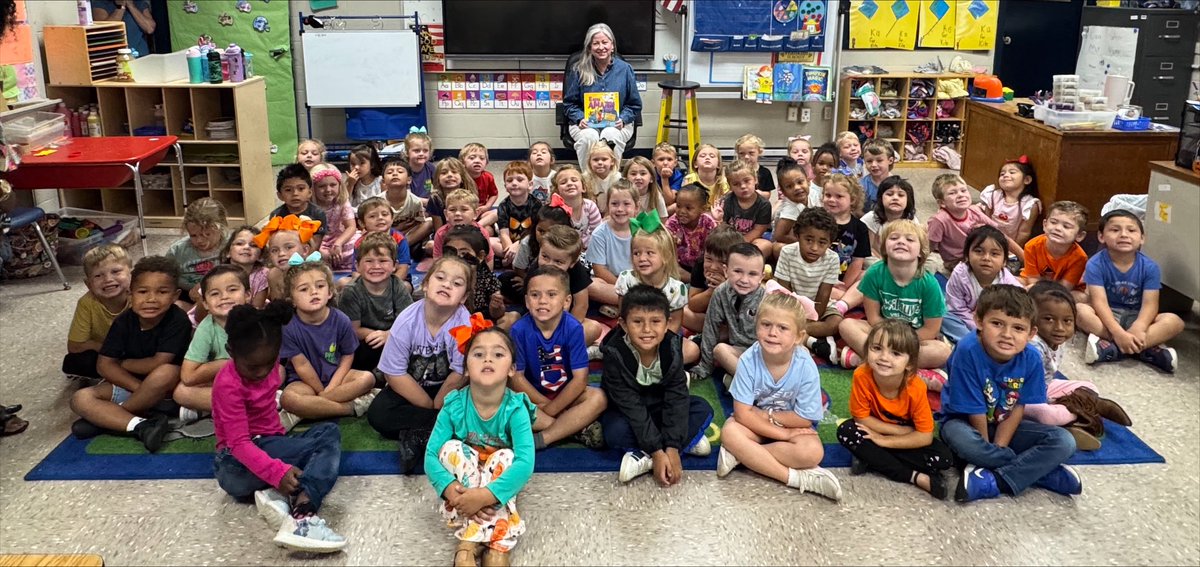 CommJacobs's tweet photo. Pre-K students at Toombs Central in Lyons, GA were all smiles as Rep @LeesaHagan stopped by to read with them during #GaPreKWeek! 📚💛 #PreKWeek #ReadTogether #LyonsGA @GaHouseHub https://t.co/XvUk18XWQu