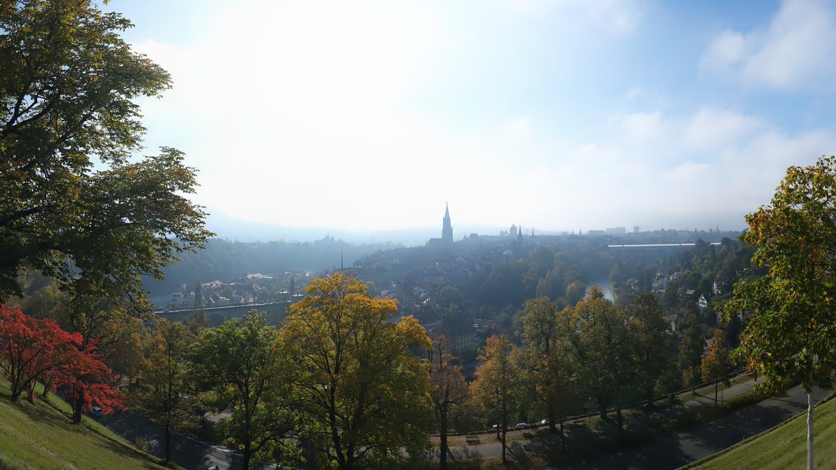 eFlotime's tweet image. Hand hoch, wer bereits heute unter der herbstlichen Nebeldecke steckt. Zumindest in Büronähe blinzelt die Sonne durch.

Livecam Bern Rosengarten via @wetteralarm.