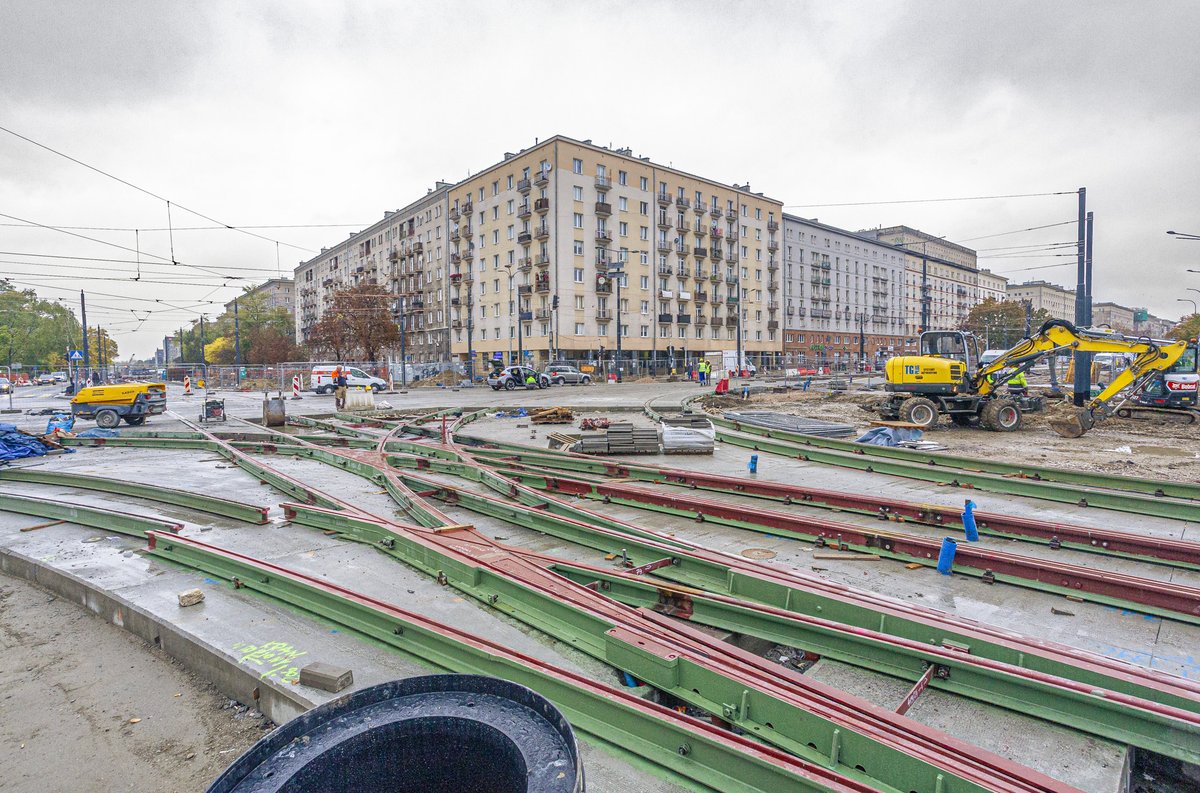 Testy tramwajów na Grójeckiej przed powrotem tramwajów: W ramach przygotowań do wznowienia ruchu tramwajowego na Grójecką i al. Krakowską wyjechało sześć różnych typów tramwajów. Sprawdzamy m. in. skrajnię, przystanki czy zasilanie.
Na skrzyżowaniu Grójeckiej, Bitwy Warszawskiej