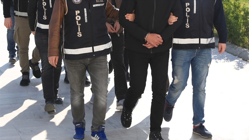 Adliyede Rüşvet Operasyonu
Rüşvet karşılığında ilam dosyalarını usule aykırı şekilde kapattıkları iddiasıyla 22 kişi gözaltına alındı.
Operasyonla, aralarında Sungurlu Adliyesi Yazı İşleri Müdürü A.A'nın da bulunduğu 22 şüpheli "zimmet", "rüşvet" iddiasıyla gözaltına alındı.