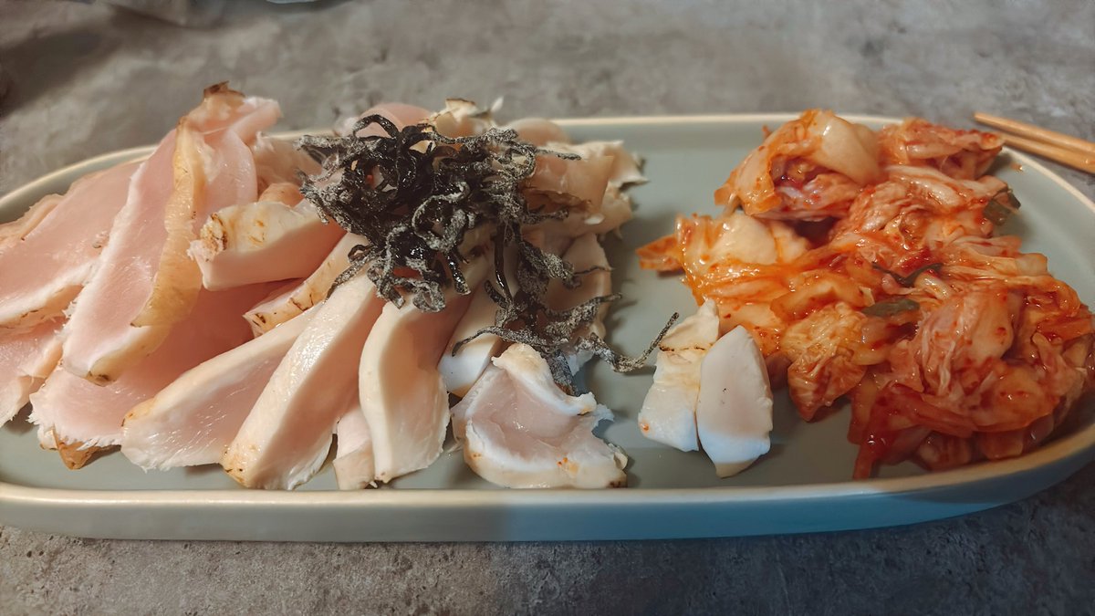 さいきん鳥刺しを塩昆布、ごま油、キムチで食べるのにハマってる🥺けっこうおいしい