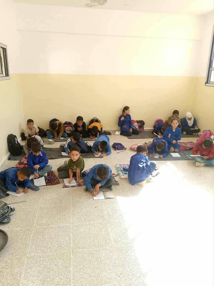 SadeeSy's tweet photo. إلى وزارة التربية – مديرية تربية دمشق وريفها
الموضوع: طلب تأمين مقاعد جلوس للطلاب

نحن إدارة مدرسة [مدرسة بالا المختلطة ] التابعة لمديرية تربية [دمشق / ريف دمشق]، نتوجه إليكم بهذا النداء راجين منكم النظر بعين العناية والمسؤولية إلى حاجة مدرستنا الماسة لتأمين مقاعد جلوس للطلاب.

لقد بدأ العام  الدراسي، وكما ترون عدم  وجود المقاعد داخل الصفوف الدراسية، الأمر الذي ينعكس سلباً على راحة الطلاب وجودة العملية التعليمية.

نرجو منكم التكرم بالموافقة على تزويد المدرسة بعددٍ كافٍ من المقاعد بما يتناسب مع عدد الطلاب المسجلين، وذلك حرصاً على استمرار العملية التعليمية في بيئة مناسبة تحفظ كرامة الطالب وتساعده على التحصيل العلمي الجيد.

ولكم جزيل الشكر والتقدير على جهودكم المستمرة في دعم المدارس وتطوير التعليم.

مع فائق الاحترام والتقدير،

الإدارة المدرسية
مدرسة: مدرسة بالا القديمة 
رقم الهاتف:0994123748
التاريخ: 7/ 10 / 2025
@TrbyaGov @marwan_alhalabi