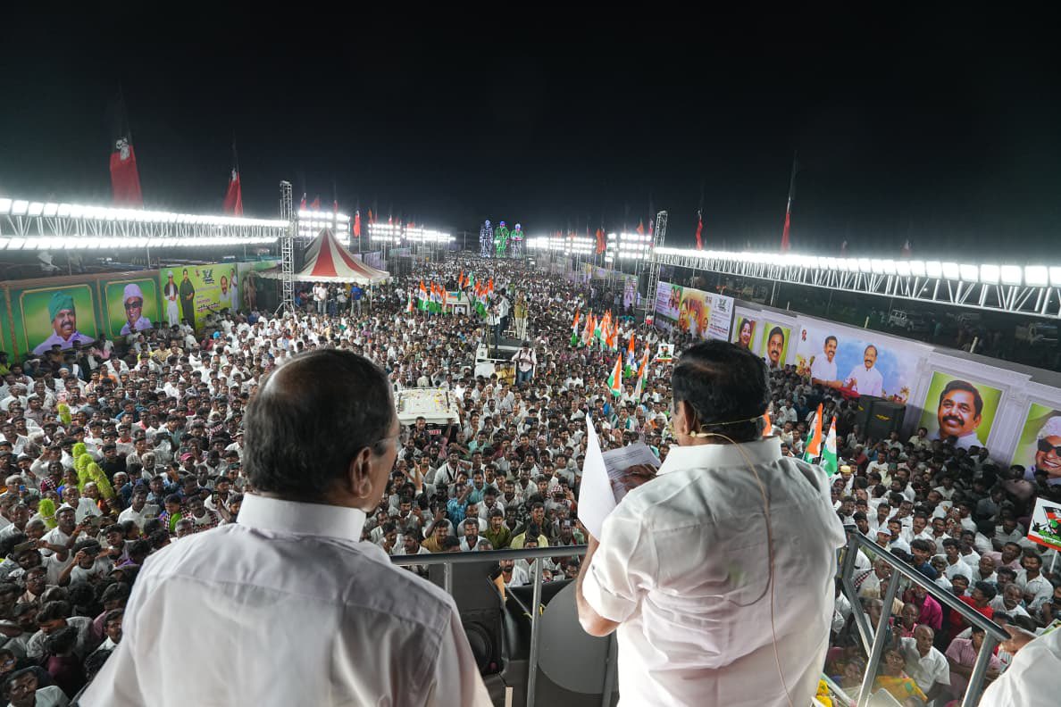 EPSTamilNadu's tweet photo. #திருச்செங்கோடு தொகுதி மக்கள் எழுச்சியுற அளித்த வரவேற்பிற்கு இடையே உரையாற்றினேன்.
"செயலாட்சி" என்று சொல்லும் பொம்மை முதல்வரின் செயல்கள் இரண்டே இரண்டு தான்-
ஒன்று, பெயர் வைப்பது.
மற்றொன்று பெயரை மாற்றுவது.
தயவுசெய்து, பெற்றோரை அன்போடு அழைக்கும் "அப்பா- அம்மா" ஆகிய சொற்களை மாற்றிவிட வேண்டாம் என பொம்மை முதல்வரை கேட்டுக்கொள்கிறேன்.
செயலில் ஒன்றுமே இல்லாமல், வெறும் விளம்பர அறிவிப்புகளால் மட்டுமே நிறைந்துள்ள Failure மாடல் ஆட்சியை வீழ்த்தி, தமிழக மக்கள் 2026-ல் @AIADMKOfficial ஆட்சியை மலரச் செய்யப் போவது திண்ணம்.
#மக்களைக்_காப்போம்
#தமிழகத்தை_மீட்போம்
#ByeByeStalin