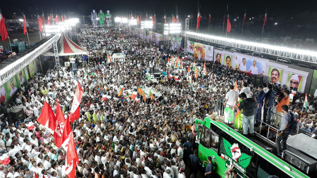 EPSTamilNadu's tweet photo. #திருச்செங்கோடு தொகுதி மக்கள் எழுச்சியுற அளித்த வரவேற்பிற்கு இடையே உரையாற்றினேன்.
"செயலாட்சி" என்று சொல்லும் பொம்மை முதல்வரின் செயல்கள் இரண்டே இரண்டு தான்-
ஒன்று, பெயர் வைப்பது.
மற்றொன்று பெயரை மாற்றுவது.
தயவுசெய்து, பெற்றோரை அன்போடு அழைக்கும் "அப்பா- அம்மா" ஆகிய சொற்களை மாற்றிவிட வேண்டாம் என பொம்மை முதல்வரை கேட்டுக்கொள்கிறேன்.
செயலில் ஒன்றுமே இல்லாமல், வெறும் விளம்பர அறிவிப்புகளால் மட்டுமே நிறைந்துள்ள Failure மாடல் ஆட்சியை வீழ்த்தி, தமிழக மக்கள் 2026-ல் @AIADMKOfficial ஆட்சியை மலரச் செய்யப் போவது திண்ணம்.
#மக்களைக்_காப்போம்
#தமிழகத்தை_மீட்போம்
#ByeByeStalin