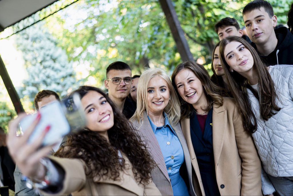 claudiabauer_at's tweet photo. Day 3 of #6Days6Countries: In Podgorica I met EU Minister @maidagorcevic to discuss 🇲🇪’s EU path and our close economic & cultural ties. Afterwards, we joined young people to talk about 🇪🇺’s future. Because enlargement is not just a process, it‘s a promise to the next generation. https://t.co/Rf8KjtDEis