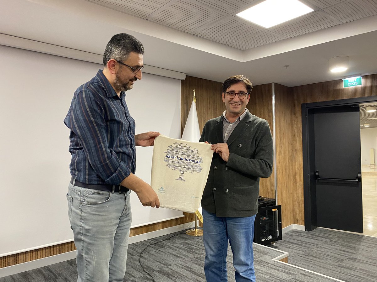 Açılış dersimiz soru cevap bölümünün ardından bölüm başkanımız Prof. Dr. Mahmut Hakkı Akın’ın Prof. Dr. Alim Arlı’ya hediye takdimiyle son buldu. 

Dinleyen ve katkı sunan hocalarımıza, öğrencilerimize teşekkür eder, hepimiz için verimli bir akademik yıl olmasını temenni ederiz.