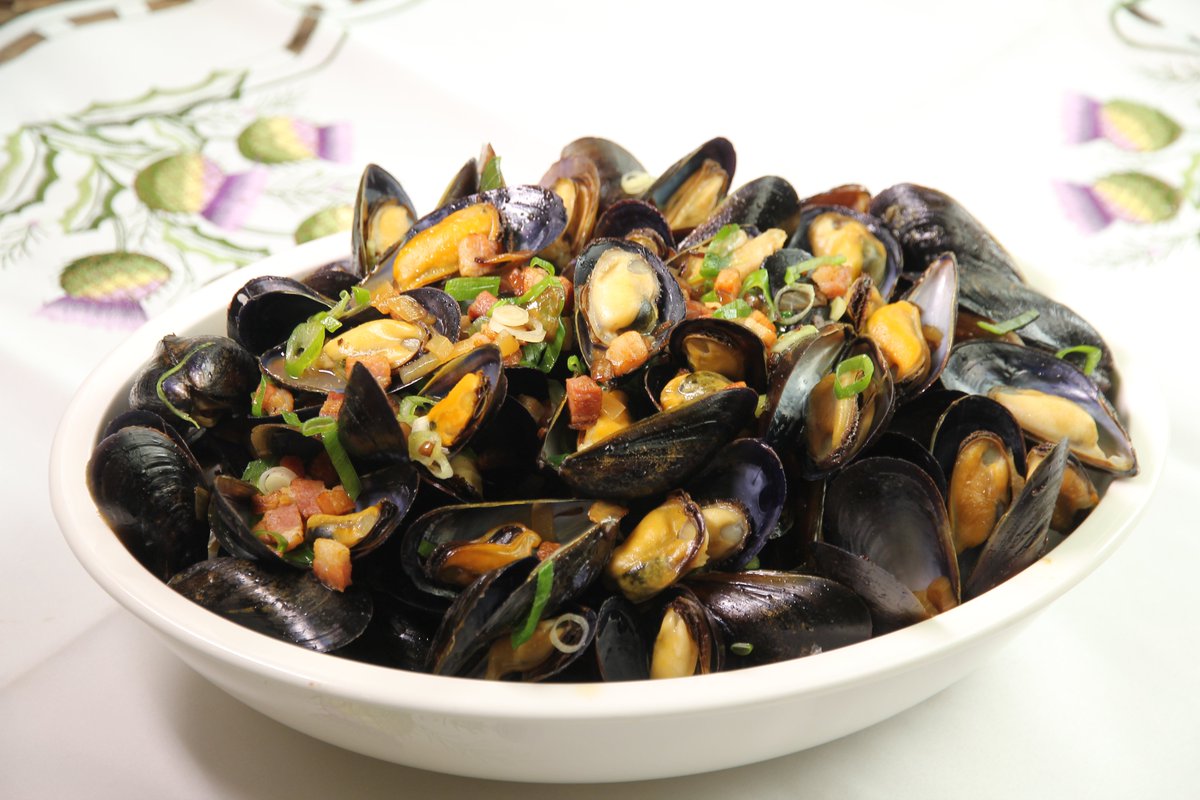 PEIMussels's tweet image. Hosting Thanksgiving? Here’s your secret weapon: PEI Mussels.👌

Elegant, effortless, and guaranteed to impress your guests — no carving required. 😉

#HostTips #PEIMussels