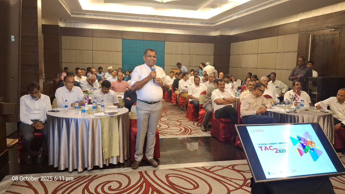 இன்று கோவையில், கைத்தறி மற்றும் துணி நூல் துறை அமைச்சர் மாண்புமிகு திரு.ஆர்.காந்தி அவர்களை சந்தித்து, துறை அதிகாரிகள் மற்றும் செயலாளருடன் கலந்துரையாடிய போது.