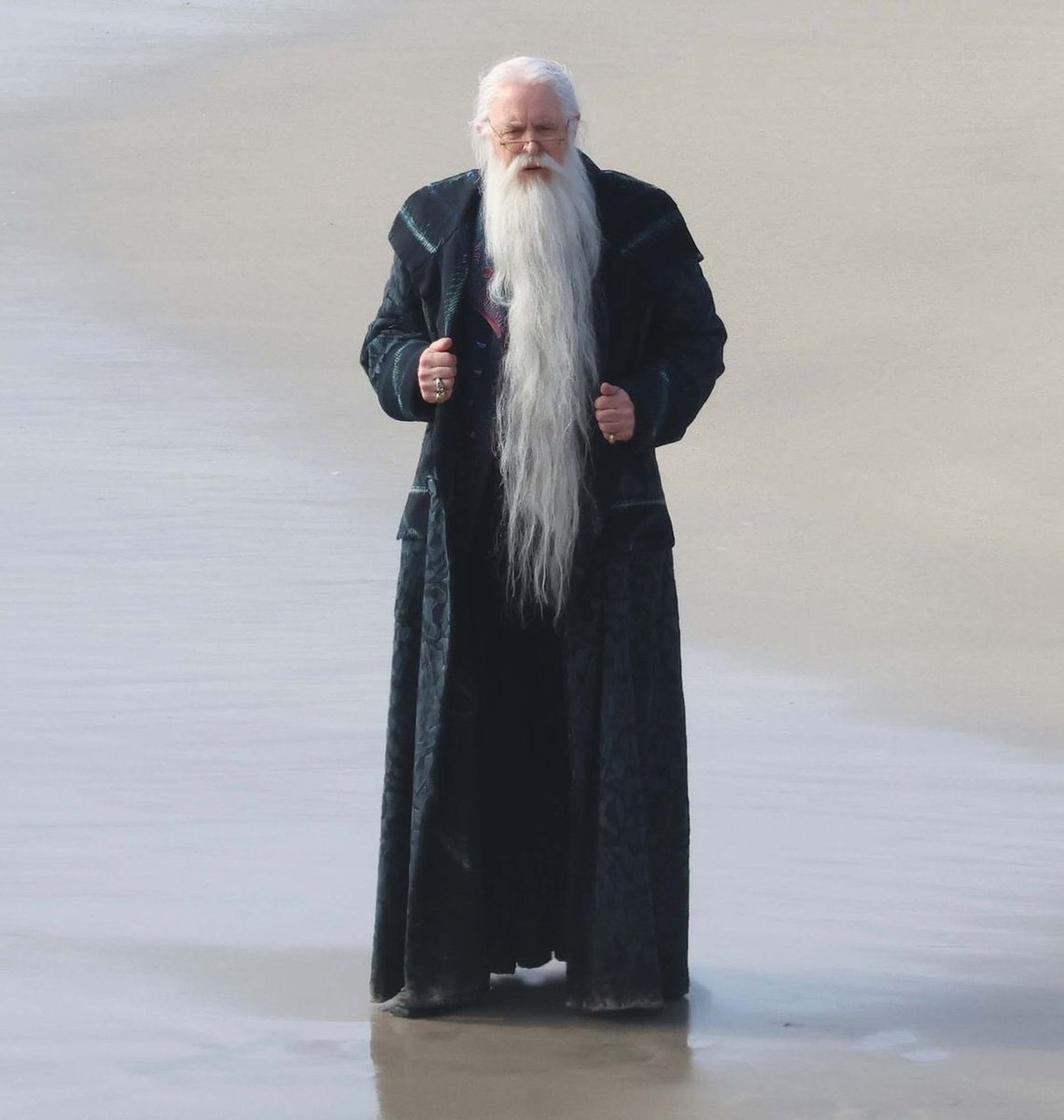 Karşınızda “Albus Percival Wulfric Brian Dumbledore” rolünde John Lithgow…