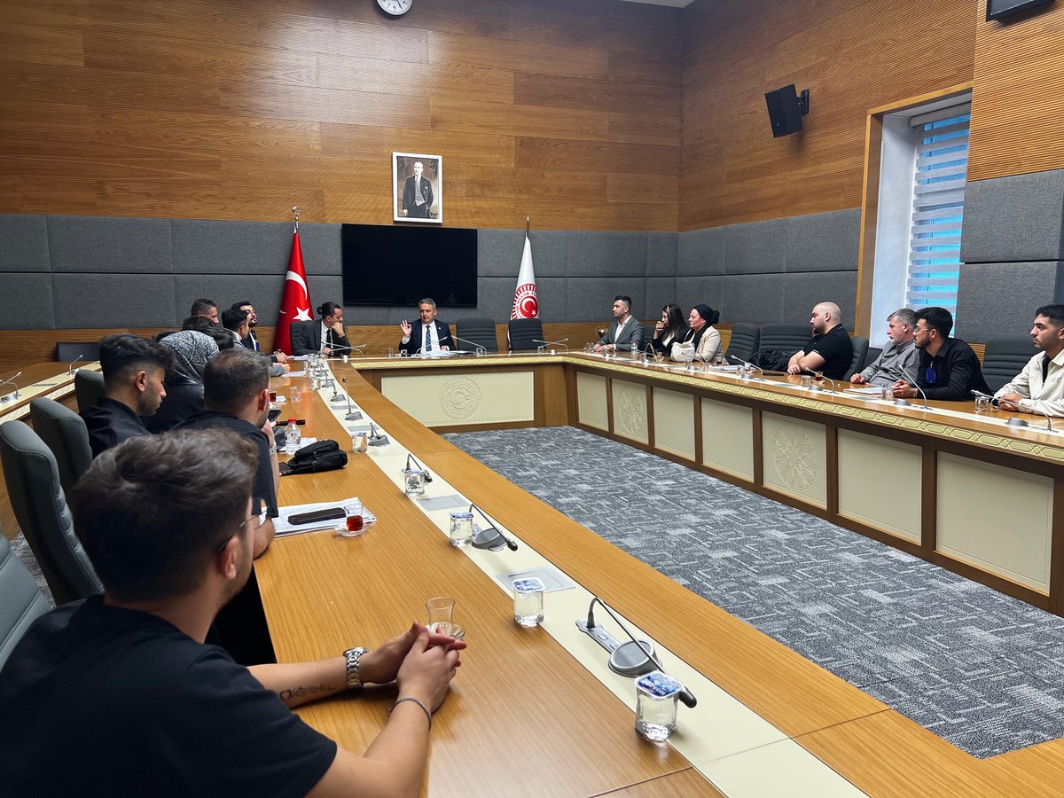 isamesihsahin's tweet photo. TCK 158 Mağdurları Platformu TBMM’de misafirimiz oldu. 

TCK 158 mağduriyeti nedir? 

“Banka hesaplarının başkaları tarafından kullanılması nedeniyle dolandırıcılık suçunun faili konumuna düşerek mağdur olan kişilerin yasal cezalara maruz kalmasıdır.” 

Bir suç varsa elbette cezalandırılmalıdır!
Ancak gerçek suçluların masum insanları mağdur etmelerine de müsade edilmemelidir. 

Bilişim suçlarına karşı önleyici tedbirlere ihtiyaç vardır! Ayrıca mahkemeler yargılamaları derinlemesine olacak şekilde daha titiz bir şekilde yapmalı, gerçek suçluları cezalandırmalıdır.

Uzlaştırma kurumunun kapsamının genişletilmesi, söz konusu mağduriyetlere çözüm sunma adına faydalı olacaktır.  

Ayrıca uzlaştırma kurumu, yargı organının yükünü hafifletme ve toplumsal barışa katkı sağlama adına da önem arz etmektedir.