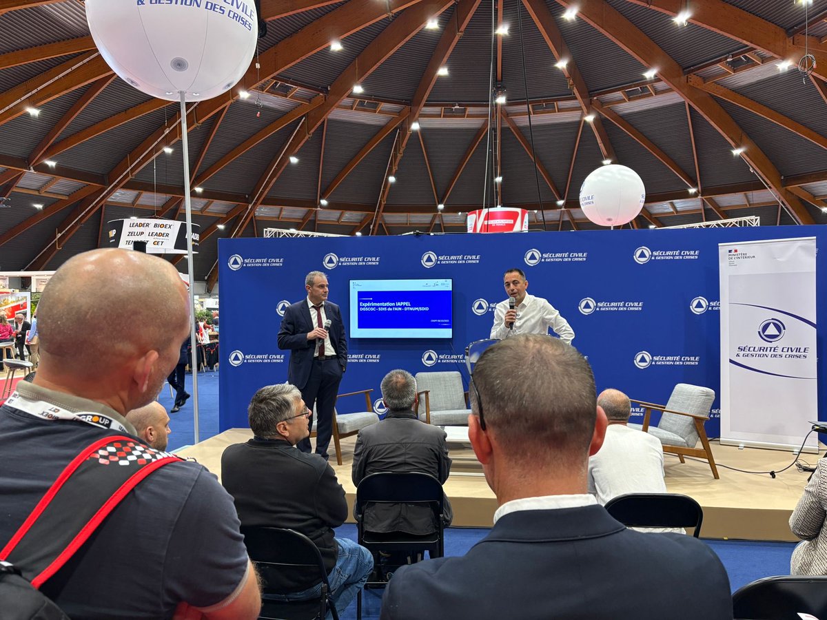 SecCivileFrance's tweet photo. #CNSPF2025 💡 Quand l'IA permet de mieux catégoriser les demandes  de secours et de faciliter la détection des urgences absolues, avant le décroché : zoom sur l'application IAPPEL.

✅ Une expérimentation portée par le @sdis01, la direction générale et la DTNUM du @Interieur_Gouv.

🎯 Objectifs finaux : réussir à faire travailler des IA quelques secondes avant le décroché de l'opérateur et lui présenter l'appel avec un indicateur d'urgence et un indicateur de nature mais également détecter et proposer une traduction directe à l'opérateur et au requérant.