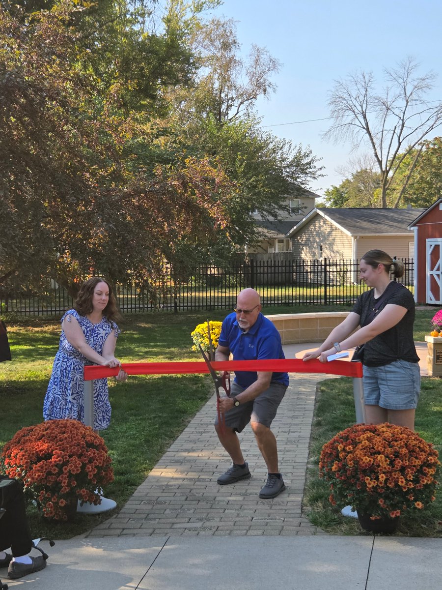 GeneseoParkDist's tweet photo. On Saturday a brief dedication of the Joni Beck Remembrance Path was held at Anderson Memorial Park.
The pathway features engraved pavers honoring past Park District Commissioners &amp; Foundation Board Members along with bricks purchased in memory of loved ones 
@FoundationGPD https://t.co/kLNakhzdkT