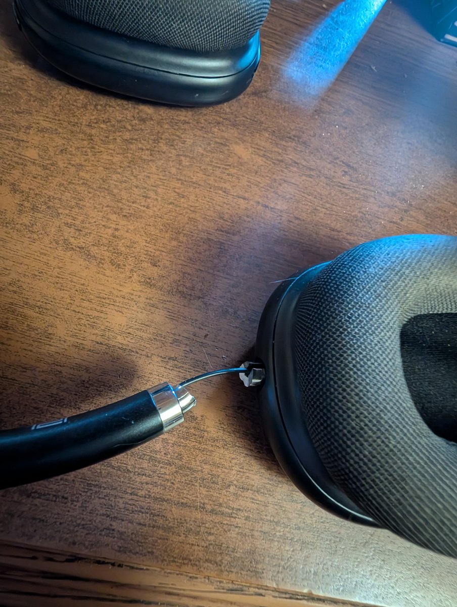 LeslieJ_78's tweet image. Well yesterday while watching #DWCSWeek9 I took off my Bluetooth headphones &amp;amp; the left side turned funny &amp;amp; broke! They cost me $60 &amp;amp; the store won&apos;t replace them so please guys help me to get new ones!
DM me if you can send me some or money to buy new ones.
Thanks in advance!