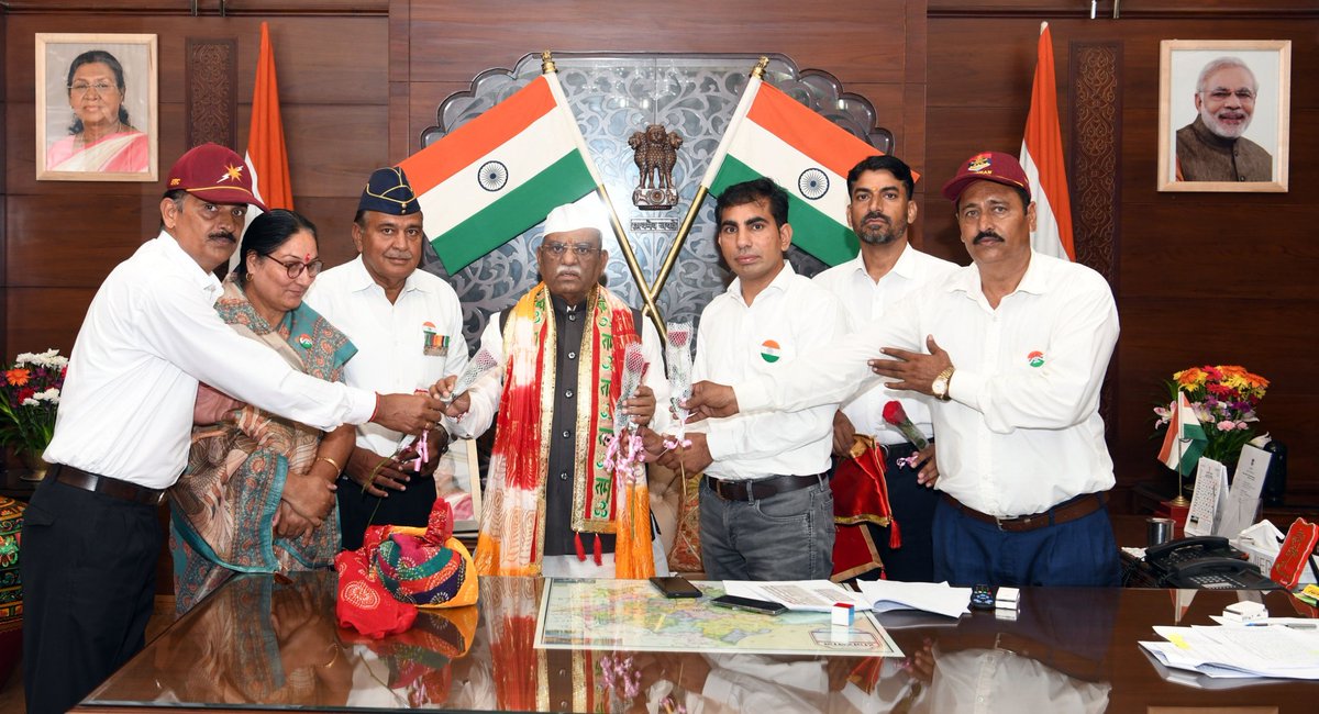 आज राजभवन @RajBhavanJaipur में महामहिम राज्यपाल हरिभाऊ किशनराव बागड़े जी  से सैनिकों के मुद्दों को लेकर शिष्टाचार भेंट की...
हमें पूर्ण विश्वास है कि माननीय महामहिम हमारी समस्याओं पर गहनता से विचार कर, सरकार का ध्यान जरूर आकर्षित करवाएंगे... 

<a href="/BhajanlalBjp/">Bhajanlal Sharma</a> <a href="/madanrrathore/">Madan Rathore</a>