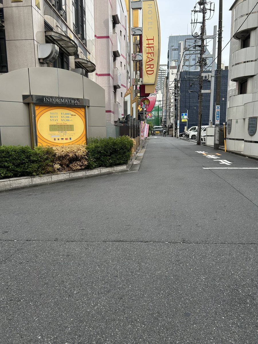 driv_sn's tweet photo. 昼間は全くダメやなー
ほぼ無人界隈 https://t.co/qW3Z03VRuP
