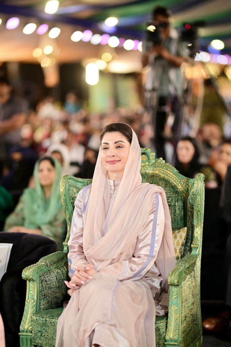 ReshamSaleem3's tweet photo. کاش آج بیگم کلثوم نواز زندہ ہوتیں 💔
وہ لمحہ دیکھتیں جب اُن کی بیٹی مریم نواز اس مقام پر کھڑی ہیں 
وقار، ہمت اور خدمت کی وہ مثال بن کر جس پر ہر ماں کو فخر ہو۔
@MaryamNSharif نے نہ صرف اپنی والدہ کے خوابوں کو حقیقت میں بدلا بلکہ اُن کی جدوجہد، قربانی اور حوصلے کی جھلک اپنے ہر قدم میں زندہ رکھی۔
آج پنجاب کی گلیوں میں جب عوام محبت سے اُن کے لیے پھول نچھاور کرتی ہے،
تو یوں لگتا ہے جیسے کہیں آسمان پر بیگم کلثوم نواز مسکرا کر کہہ رہی ہوں 

یہ میری بیٹی ہے، میری جدوجہد کا تسلسل۔🥹❤️🫶🏻