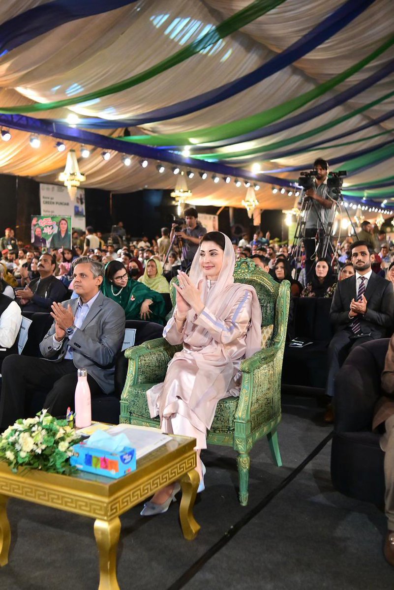 ReshamSaleem3's tweet photo. کاش آج بیگم کلثوم نواز زندہ ہوتیں 💔
وہ لمحہ دیکھتیں جب اُن کی بیٹی مریم نواز اس مقام پر کھڑی ہیں 
وقار، ہمت اور خدمت کی وہ مثال بن کر جس پر ہر ماں کو فخر ہو۔
@MaryamNSharif نے نہ صرف اپنی والدہ کے خوابوں کو حقیقت میں بدلا بلکہ اُن کی جدوجہد، قربانی اور حوصلے کی جھلک اپنے ہر قدم میں زندہ رکھی۔
آج پنجاب کی گلیوں میں جب عوام محبت سے اُن کے لیے پھول نچھاور کرتی ہے،
تو یوں لگتا ہے جیسے کہیں آسمان پر بیگم کلثوم نواز مسکرا کر کہہ رہی ہوں 

یہ میری بیٹی ہے، میری جدوجہد کا تسلسل۔🥹❤️🫶🏻