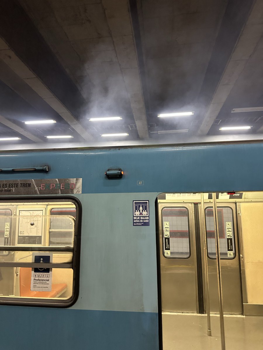 tazoti's tweet photo. @metrodesantiago @Cooperativa @bio bio 
Lo mismo de siempre metro sin mantención humo todos abajo https://t.co/AVpJVVekck