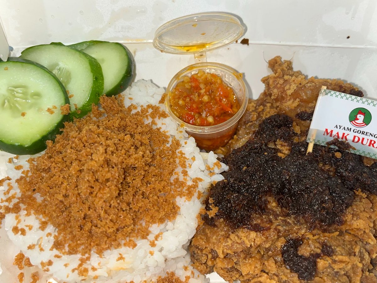 _dllaptr_'s tweet image. Pertama kali nyobain Ayam goreng Mak Dura dari 
@hangry_id ternyata seenak itu cuy! Bumbu hitamnya tuh endull parah. Ayamnya lumayan gede, Juicy, wangi, gurih! gaperlu binggung lagi sekarang tiap kali perut keroncongan tengah malam😊🤤