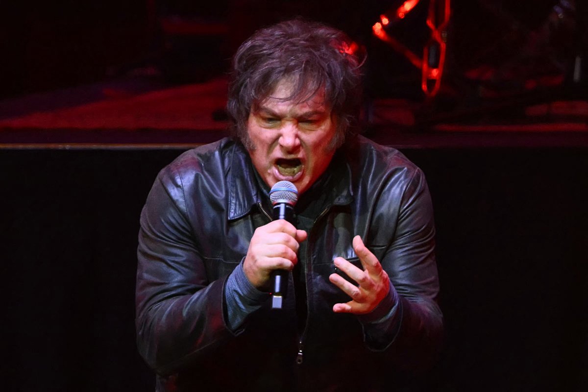 Les dije que este personaje necesita urgentemente ver al psiquiatra. Despues no digan que no les he avisado.