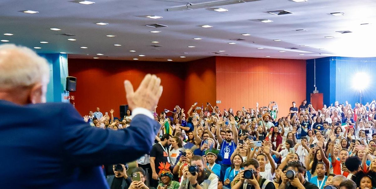 LulaOficial's tweet photo. Respeito. Tolerância. Combate à desigualdade. Preservação da biodiversidade e valorização dos saberes ancestrais. Palavras e compromissos firmados hoje, não por mim, mas pelas crianças e adolescentes que participaram da VI Conferência Nacional Infantojuvenil pelo Meio Ambiente, e registrados na carta que recebi.

São gestos como esse que renovam nossa esperança em um país mais justo e solidário, e nos mostram que o presente e o futuro do Brasil estão em boas mãos 💚💛

📸 @ricardostuckert