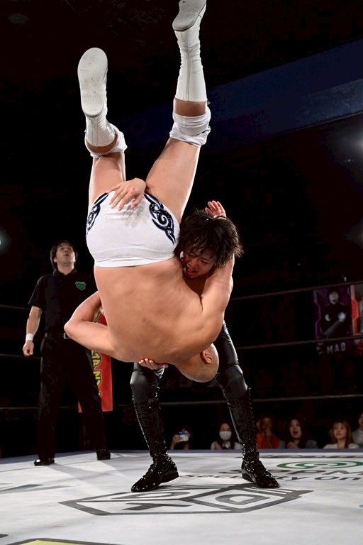 ディーノさんとのお戯れの予定が急遽秋山さんとのシングルマッチに。

あまりの強さに自分が未熟者であることをまざまざと痛感させられました。

未熟者である僕だからこその取り柄は、誰よりもおっきな伸び代があるということ。

もっともっと強くならなければ。

#ddtpro