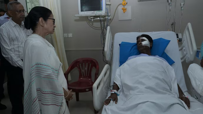 𝐓𝐰𝐨 𝐚𝐫𝐫𝐞𝐬𝐭𝐞𝐝 𝐟𝐨𝐫 𝐚𝐬𝐬𝐚𝐮𝐥𝐭 𝐨𝐧 𝐁𝐉𝐏 𝐌𝐏 #𝐊𝐡𝐚𝐠𝐞𝐧𝐌𝐮𝐫𝐦𝐮 𝐚𝐧𝐝 𝐩𝐚𝐫𝐭𝐲 𝐌𝐋𝐀 𝐢𝐧 #𝐁𝐞𝐧𝐠𝐚𝐥

The arrests come after Monday's stone-pelting attack on #BJP MP Khagen Murmu and Siliguri MLA Sankar Ghosh in Jalpaiguri's Nagrakata area. Both