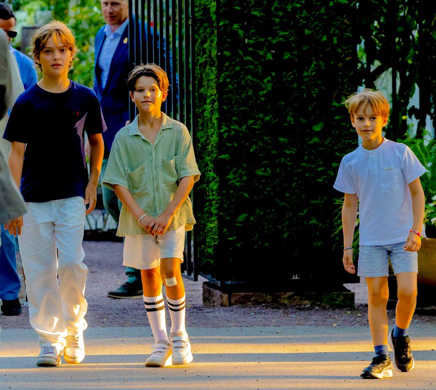 royalchildren_'s tweet photo. #KingCarlGustaf #PrinceCarlPhilip #PrinceAlexander #PrinceGabriel #PrinceJulian and #PrinceNicolas of Sweden attend the concert of the Finish group KAJ, at Solliden Palace in Borgholm, Sweden 🪗 -July 20th 2025.
.
📷 : Jonas Ekströmer/TT, Bestimage & Gala Magasin. https://t.co/KopQe5qV07