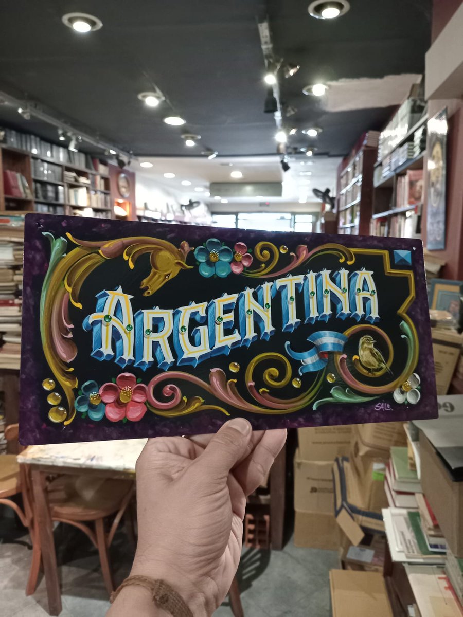 winesofarg's tweet photo. In #BuenosAires, color has its own language — a swirl of flowers, ribbons, and bold letters known as #fileteado porteño 🇦🇷.
A visual tradition born on the sides of carts and buses, now reborn in murals, cafés, and even wine labels 👇. https://t.co/vjJT042KUE